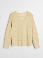 Wiskozowy sweter z dekoltem V - złoty. Żółte swetry damskie Sinsay, l, bez wzorów, z wiskozy, bez kołnierzyka, bez ramiączek, bez kaptura. Za 45.99 zł.