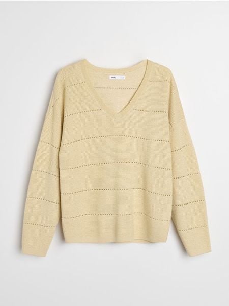 Wiskozowy sweter z dekoltem V - złoty. Żółte swetry damskie Sinsay, l, bez wzorów, z wiskozy, bez kołnierzyka, bez ramiączek, bez kaptura. Za 35.99 zł.