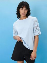 Bluzka z dekoracyjnym krótkim rękawem crochet - błękitny. Niebieskie bluzki damskie Sinsay, l, bez wzorów, bez kołnierzyka, bez ramiączek. Za 29.99 zł.