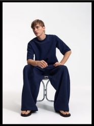 T-shirt z grubej dzianiny - granatowy. Niebieskie t-shirty męskie Reserved, l, bez wzorów, z dzianiny, bez kołnierzyka. Za 119.99 zł.