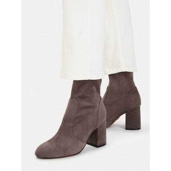 Botki Nine West. Szare botki damskie Nine West, bez obcasa, na słupku, bez zapięcia. Za 279.99 zł.