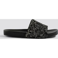 NA-KD Shoes Błyszczące klapki - Black. Czarne klapki damskie NA-KD Shoes. Za 121.95 zł.