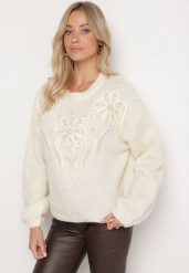 Beżowy Sweter o Prostym Kroju z Ozdobną Aplikacją w Kształcie Kwiatów z Perełkami Heditana. Brązowe swetry damskie Born2be, uniwersalny, z aplikacjami, z jeansu, biznesowe, bez kołnierzyka, bez ramiączek, długie, bez kaptura. Za 159.99 zł.