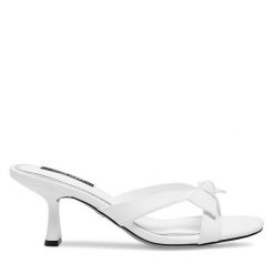 Klapki Nine West. Białe klapki damskie Nine West, bez wzorów, bez obcasa. Za 137.99 zł.