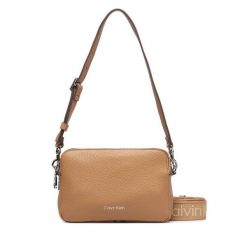 Torebka Calvin Klein. Brązowe listonoszki damskie Calvin Klein, bez wzorów, bez dodatków. Za 409.99 zł.