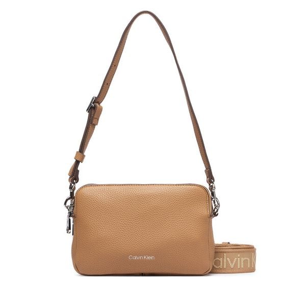 Torebka Calvin Klein. Brązowe listonoszki damskie Calvin Klein, bez wzorów, bez dodatków. Za 409.99 zł.