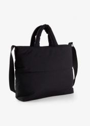 Torba typu shopper z pikowanego materiału. Czarne torebki shopper damskie bonprix, bez wzorów, pikowane, bez dodatków. Za 127.99 zł.