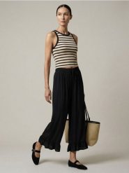 Spodnie z falbankami i wiskozą - czarny. Czarne spodnie materiałowe damskie Sinsay, l, bez wzorów, z wiskozy. Za 49.99 zł.