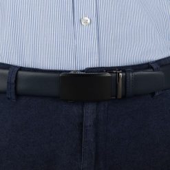 Pasek męski skórzany 3,5 cm klamra automatyczna Beltimore granatowy 02-593 : Kolory - granatowy, Rozmiar pasków - r.110-125 cm. Niebieskie paski damskie bez wzorów, ze skóry, wizytowe. Za 64.99 zł.