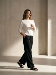 Sweter chunky z koronkowym wykończeniem - kremowy. Białe swetry damskie Sinsay, l, bez wzorów, z koronki, bez kołnierzyka, bez ramiączek, bez kaptura. Za 39.99 zł.