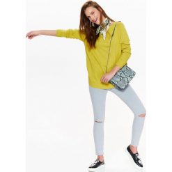 SWETER DAMSKI W KOLORZE SOCZYSTEJ LIMONKI, NOWOCZESNY FASON. Swetry damskie marki TOP SECRET. W wyprzedaży za 59.99 zł.