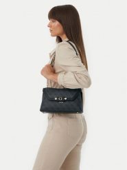 Guess Torebka Lindsey HWSG97 49210 Czarny. Czarne listonoszki damskie Guess, z aplikacjami, ze skóry, bez dodatków. Za 525.99 zł.