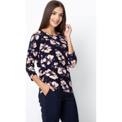Granatowa bluzka w różowe kwiaty QUIOSQUE. Czerwone bluzki damskie QUIOSQUE, w kwiaty, z dzianiny, klasyczne, z dekoltem w łódkę. Za 119.99 zł.