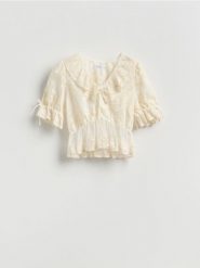 Haftowana bluzka z baskinką - złamana biel. Bluzki damskie Reserved, l, bez wzorów, z lyocellu, bez kołnierzyka, bez ramiączek. Za 139.99 zł.