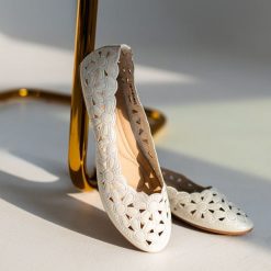 Białe ażurowe baleriny damskie Evento 4870. Białe baleriny damskie eVento, na lato, z aplikacjami, z jeansu, biznesowe, bez obcasa, na płaskiej podeszwie. Za 99.00 zł.