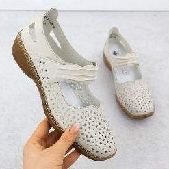 Skórzane półbuty damskie na rzep ażurowe beżowe Rieker 41399-60. Brązowe półbuty damskie Rieker, w ażurowe wzory, ze skóry, bez obcasa, bez zapięcia. Za 319.00 zł.