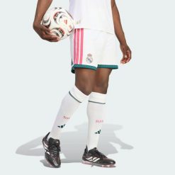 Spodenki podstawowe Real Madryt 26/27. Białe krótkie spodenki sportowe męskie Adidas, l, bez wzorów, z materiału, do piłki nożnej, climacool (adidas). Za 199.00 zł.