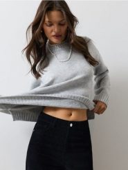 Sweter oversize z długim rękawem - szary. Szare swetry damskie Sinsay, l, bez wzorów, bez kołnierzyka, bez ramiączek, długie, bez kaptura. Za 49.99 zł.