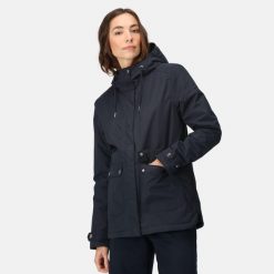 Kurtka turystyczna damska Regatta Broadia parka przeciwdeszczowa. Czerwone kurtki damskie Regatta, na zimę, bez wzorów, bez kaptura, trekkingowe. W wyprzedaży za 299.99 zł.