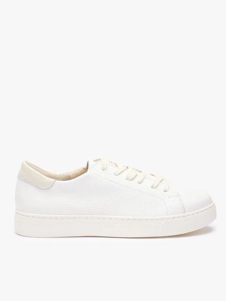 Białe sneakersy ze skóry licowej. Białe obuwie sportowe damskie Ryłko, bez wzorów, ze skóry, trekkingowe. W wyprzedaży za 386.99 zł.