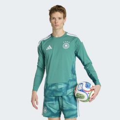 Koszulka z długim rękawem Germany 26 Home Goalkeeper. Zielone koszulki sportowe męskie Adidas, bez wzorów, bez kołnierzyka, bez ramiączek, do piłki nożnej. Za 479.00 zł.