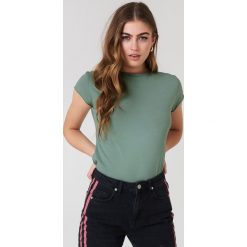 NA-KD Basic T-shirt z surowym wykończeniem - Green. Zielone t-shirty damskie NA-KD Basic, z bawełny, z okrągłym kołnierzem. Za 52.95 zł.