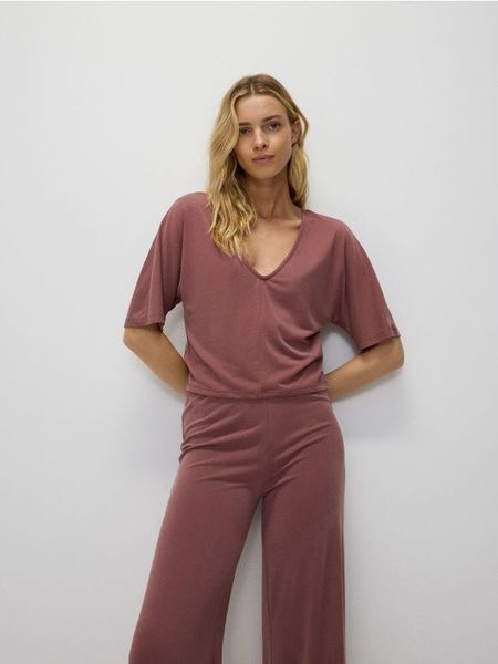 Dzianinowy t-shirt z modalu - koralowy. Pomarańczowe bluzki damskie Reserved, l, bez wzorów, z dzianiny, bez kołnierzyka. W wyprzedaży za 49.99 zł.