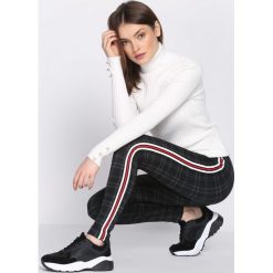Szaro-Białe Legginsy Shooting Star. Białe legginsy damskie Born2be. Za 39.99 zł.