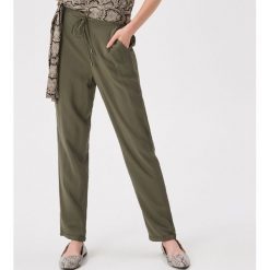 Spodnie z wiązaną talią - Khaki. Spodnie materiałowe damskie marki Sinsay. Za 29.99 zł.