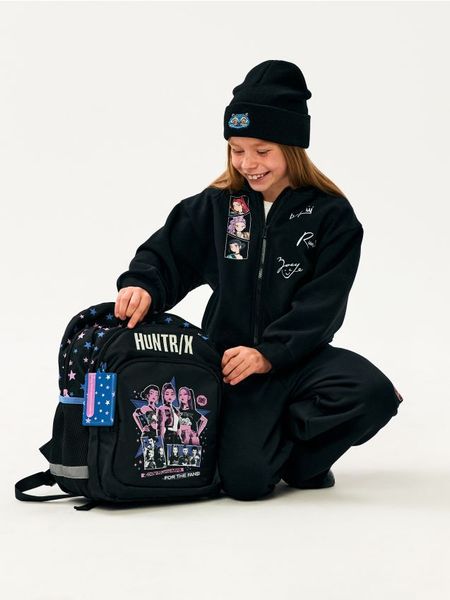 Plecak z odblaskowymi elementami K-Pop Demon Hunters - szary. Szare torby i plecaki dziecięce Sinsay. W wyprzedaży za 39.99 zł.