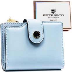 Średni portfel damski ze skóry ekologicznej w niebieskim kolorze, mieści dowód rejestracyjny PTN 012-JK6 Peterson. Niebieskie portfele damskie Peterson, bez wzorów, ze skóry ekologicznej. Za 79.99 zł.