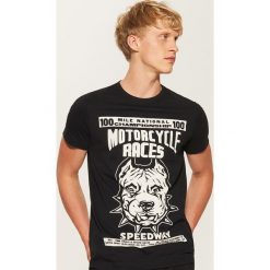 T-shirt z nadrukiem Motorcycle races - Czarny. T-shirty męskie marki House. W wyprzedaży za 19.99 zł.