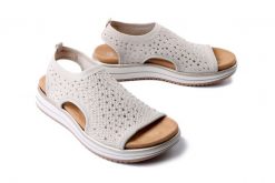 RIEKER REMONTE D1J55-60 beige, sandały damskie. Brązowe sandały damskie Rieker Remonte, bez wzorów, bez obcasa, na koturnie, bez zapięcia. Za 279.92 zł.