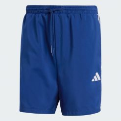 Szorty Essentials 3-Stripes Chelsea. Brązowe krótkie spodenki sportowe męskie Adidas, xl, bez wzorów, z materiału, na fitness i siłownię. Za 119.00 zł.