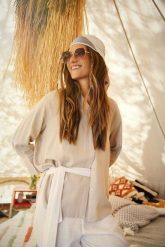 Lniana koszula ciemnobeżowa. Brązowe koszule damskie MOODO, xs, bez wzorów, ze lnu, bez kołnierzyka, bez ramiączek. W wyprzedaży za 59.99 zł.