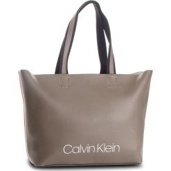 Torebka CALVIN KLEIN - Collegic Shopper K60K604457 002. Szare torebki shopper damskie Calvin Klein, z materiału. Za 649.00 zł.