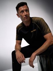 4F Koszulka treningowa szybkoschnąca męska 4F x Robert Lewandowski - czarna M. Czarne koszulki sportowe męskie 4f, l, bez wzorów, z materiału, biznesowe, bez kołnierzyka. Za 149.99 zł.