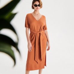 Lekka sukienka midi z paskiem - Pomarańczowy. Sukienki damskie Cropp. W wyprzedaży za 39.99 zł.