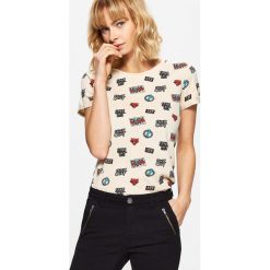 Koszulka z nadrukiem all over - Kremowy. T-shirty damskie Cropp. W wyprzedaży za 19.99 zł.