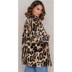 NA-KD Trend Kurtka ze sztucznego futra Leo - Brown,Beige,Multicolor. Kurtki damskie marki NA-KD Trend. Za 404.95 zł.