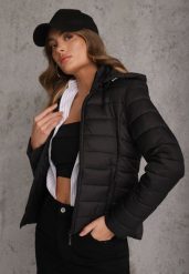 Czarna Pikowana Kurtka Przejściowa o Taliowanym Kroju z Odpinanym Kapturem Elzinnora. Czarne kurtki i płaszcze dla dziewczynek Renee, bez wzorów, z jeansu. Za 89.99 zł.