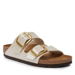 Klapki Birkenstock. Białe klapki damskie Birkenstock, bez wzorów, bez obcasa. Za 539.99 zł.