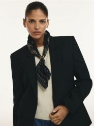 Apaszka z domieszką jedwabiu - czarny. Czarne szaliki i chusty damskie Reserved, bez wzorów. Za 59.99 zł.