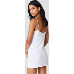 NA-KD Basic Sukienka NA-KD Basic - White. Sukienki damskie marki NA-KD Basic. W wyprzedaży za 30.47 zł.