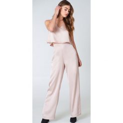 Hannalicious x NA-KD Błyszczące szerokie spodnie - Pink. Spodnie materiałowe damskie marki Hannalicious x NA-KD. W wyprzedaży za 72.88 zł.