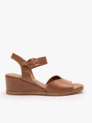 Brązowe sandały na koturnie. Brązowe sandały damskie Ryłko, bez wzorów, ze skóry, bez obcasa, na koturnie, bez zapięcia. Za 399.99 zł.