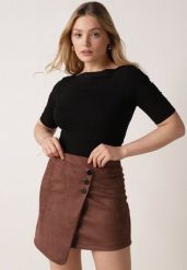 Czarny Wiskozowy T-shirt o Dopasowanym Kroju z Dekoltem w Łódkę Idahphaeia. Czarne bluzki damskie Born2be, m, z aplikacjami, z jeansu, biznesowe, bez kołnierzyka, bez ramiączek. Za 59.99 zł.