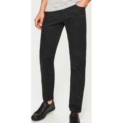 Spodnie regular fit - Czarny. Spodnie materiałowe męskie marki Reserved. Za 99.99 zł.
