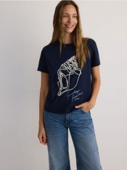 T-shirt z nadrukiem - granatowy. Niebieskie t-shirty damskie Reserved, l, bez wzorów, z bawełny, bez kołnierzyka. W wyprzedaży za 29.99 zł.