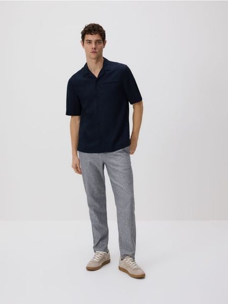 Spodnie chino slim z lnem - granatowy. Niebieskie spodnie materiałowe męskie Reserved, l, bez wzorów, z bawełny. Za 159.99 zł.